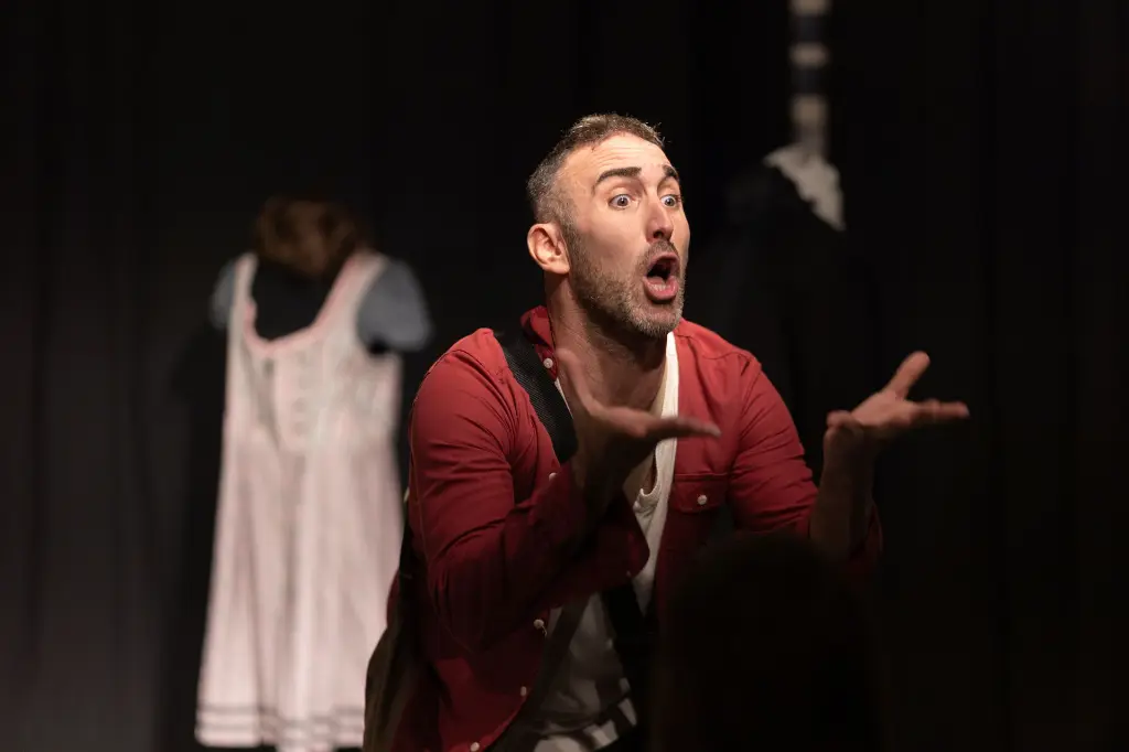 La Estación - Monologo musical para teatros contratar sevilla huelva cadiz badajoz ayuntamientos | Parachuru 11.webp