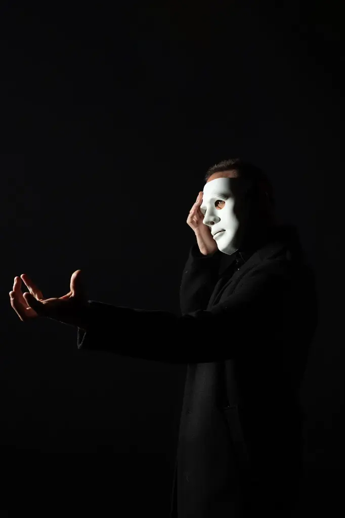 La Estación - Monologo musical para teatros contratar sevilla huelva cadiz badajoz ayuntamientos | Parachuru 6.webp